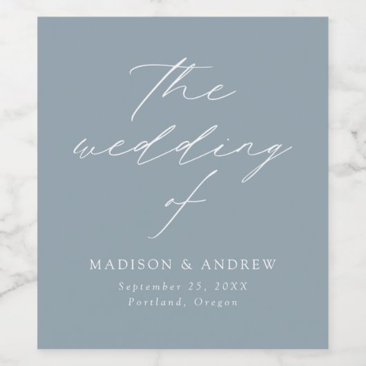 Modern Elegant Script Dusty Blue Wedding Wijn Etiket (Enkel label)