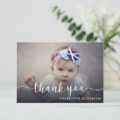 Modern Elegant Script Eerste Verjaardag Foto Bedankkaart (Staand voorkant)