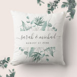 Modern Elegant Script Eucalyptus Greenery Wedding Kussen<br><div class="desc">Dit moderne aangepaste kalligrafie bruiloft datum werpen kussen is zo'n zoete herinnering aan uw speciale dag. De waterverf groene illustratie toont uw namen en trouwdatum in minimalistische typografie naast een romantisch, grillig script. Voel je vrij om de kleur op de achterkant van het kussen aan te passen aan je interieur...</div>