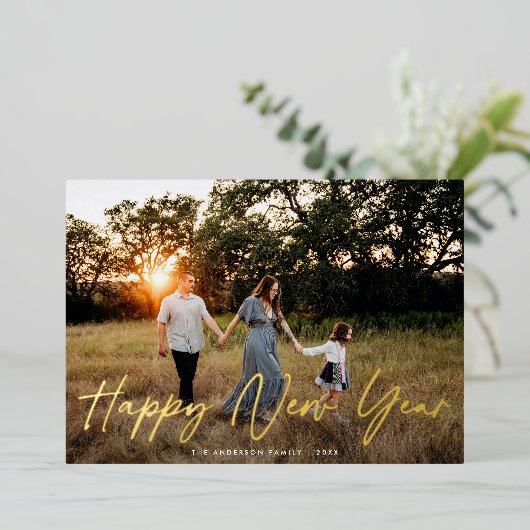 Modern Elegant Script Gelukkig Nieuwjaar Foto Goud Folie Feestdagenkaart (Staand Voorkant)