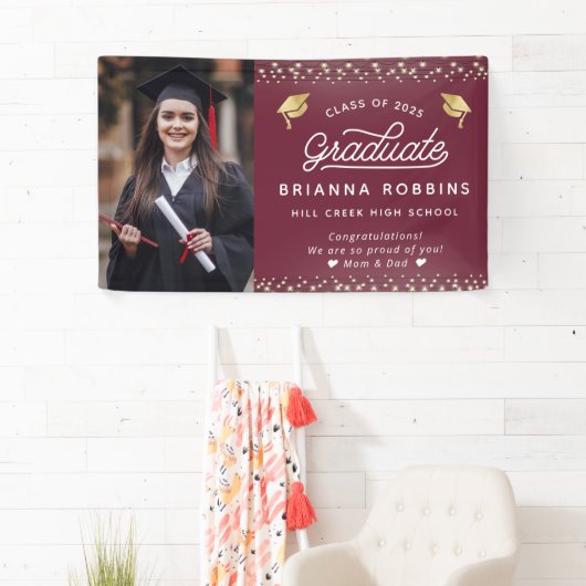 Modern Elegant Script Gold Afstuderen Foto Maroon Spandoek (Insitu)