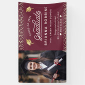 Modern Elegant Script Gold Afstuderen Foto Maroon Spandoek (Verticaal)