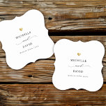 Modern Elegant Script Minimal Gold Wedding Favor Kartonnen Onderzetters<br><div class="desc">Moderne trouwpartij bevoordeelt papieren onderzetter met je eigen namen in elegante,  slanke scriptkalligrafie,  de namen van het paar en de datum van je viering. Dit is de minimalistische zwart-witte versie met een gouden hartdetail. Ook geschikt voor vrijgezellenfeesten,  verlovingen of bacheloretpartijen.</div>