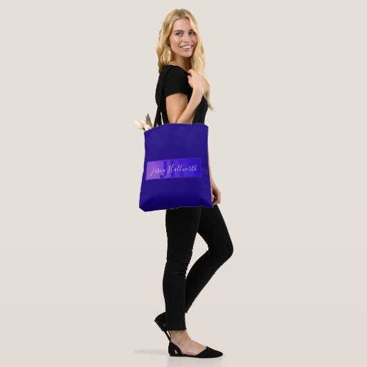 Modern Elegant Script Naam & Monogram Ombre Paarse Tote Bag (Op model)