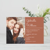 Modern Elegant Script Terracotta Photo Wedding Kaart (Staand voorkant)