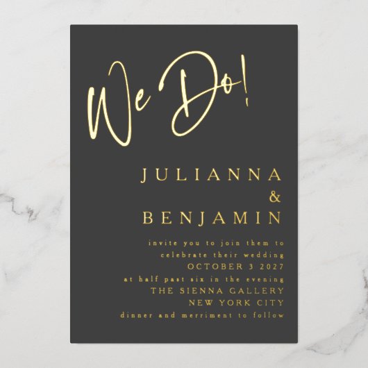 Modern Elegant Script Trouwkaart Zwart Goud Folie Uitnodiging (Voorkant)