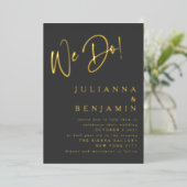 Modern Elegant Script Trouwkaart Zwart Goud Folie Uitnodiging (Staand Voorkant)