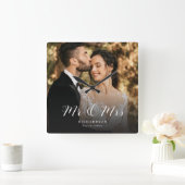 Modern Elegant Script Wedding Photo Pas getrouwd C Vierkante Klok (Huis)