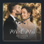 Modern Elegant Script Wedding Photo Pas getrouwd C Vierkante Klok<br><div class="desc">Deze elegante de muurklok van de manuscriptdouane zal een prachtige keepname van uw trouwdag zijn! De unieke kalligrafie staat naast uw persoonlijke familienaam 'Mr en Mrs'. Voeg je favoriete trouwfoto toe en maak dit tot een perfect cadeau voor nieuwigheden,  een verjaardag of vow-vernieuwing!</div>