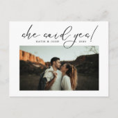 Modern Elegant Script Ze zei ja foto Aankondigingskaart (Voorkant)