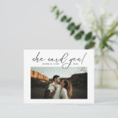 Modern Elegant Script Ze zei ja foto Aankondigingskaart (Staand voorkant)