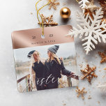 Modern & Elegant Shear Rose Gold Sister Photo Keramisch Ornament<br><div class="desc">A special and memable foto ornament gift for sisters. The design features heeft een full foto van layout to display own special sister foto. "Sisters" is designed in a stylish white script calligraphy font. An elegant vals rose gold stripe is added at the top to display names and years. The...</div>