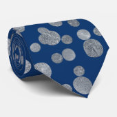 Modern Elegant Simple Navy Blue Silver Polka Dots Stropdas (Opgerold)
