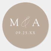 Modern Elegant Taupe Monogram Weddenschap Ronde Sticker (Voorkant)