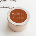 Modern Elegant Terracotta Personalized Wedding Ronde Sticker<br><div class="desc">Sluit uw uitnodigingsenveloppen of gunsten af met onze elegante trouwstickers. De stickers van de douanebruiloft kenmerken uw namen in een wit kalligrafiekmanuscript met een terracotta achtergrond of een kleur van uw keus. De coördinaten van het ontwerp met ons Moderne collectie van de Elegance bruiloft.</div>