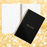 Modern Elegant Trendy Black Gold Weekly & Maandeli Planner<br><div class="desc">Aangepast, gepersonaliseerd, modern, trendy, chic, strak zwart en grijs ingecheckt patroon, elegant faux goudtypografie / scriptnaam, wekelijks en maandelijks panner met één vel leuke en kleurrijke herpositioneerbare stickers achterin. Typ gewoon het type in jouw naam om het aan te passen. Plan uw dagen in stijl met deze aanpasbare planner. Met...</div>