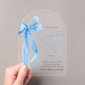 Modern Elegant Trendy Blue Bow Afstuderen Bogen Acryl Uitnodigingen (Insitu (Draagbaar))