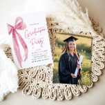 Modern Elegant Trendy Roze Bow Foto Afstuderen Kaart<br><div class="desc">Vier uw grote dag in stijl met onze Modern Elegant Pink Bow Afstuderen Invitation! 🎓💖 Dit trendy en chique ontwerp heeft een delicate roze strik 🎀, waardoor een perfecte balans ontstaat tussen sophisticatie en moderne flair. Afstuderen De strakke, minimalistische lay-out voegt een vleugje klasse toe, waardoor het ideaal is voor...</div>