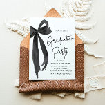 Modern Elegant Trendy Stijlvol Zwart Bow Afstudere Kaart<br><div class="desc">Vier het in stijl met onze Modern Elegant Trendy Stijlvolle Black Bow Afstuderen Invitation! Met een strak ontwerp van de zwarte strik en een verfijnde typografie zet deze uitnodiging de perfecte toon voor een chique en memorabel afstuderen. Ideaal voor afgestudeerden die houden van tijdloze elegantie met een moderne twist, het...</div>