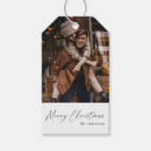 Modern Elegant Vrolijk Kerstscript Familiefoto Cadeaulabel (Voorkant)