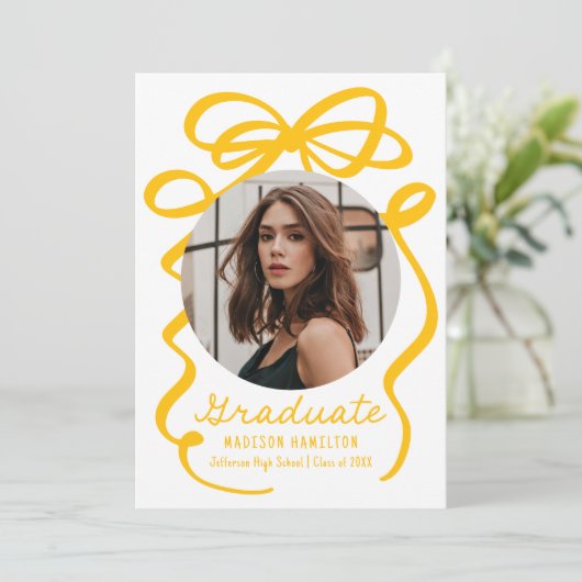 Modern Elegant Yellow Bow 2 Foto Afstuderen Aankondiging (Staand voorkant)