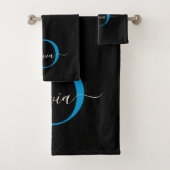 Modern Elegant Zwart Blauw Monogram Script Naam Bad Handdoek (Insitu)