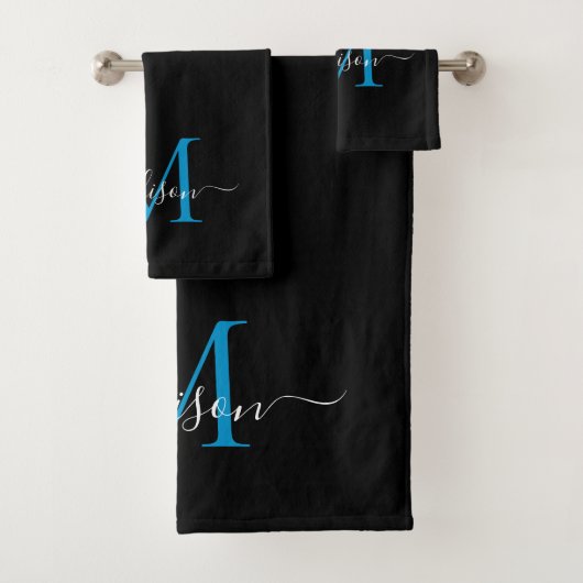 Modern Elegant Zwart Blauw Monogram Script Naam Bad Handdoek (Insitu)