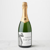 Modern Elegant Zwart Bow Ribbon Vrijgezellenfeest Sparkling Wijnetiket (Voorkant)