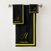 Modern Elegant Zwart Geel Monogram Script Naam Bad Handdoek (Insitu)