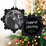 Modern Elegant Zwart Glitter Foto Kerstmis Ornament Kaart<br><div class="desc">Deze prachtige papieren ornamenten kaarten hebben een elegante faux zwarte glitter achtergrond. Op de voorkant van de kaart staat een eenvoudige ronde fotovorm. Op de achterkant is een bewerkbare scriptbegroeting in wit met jouw tekst in een klassiek serif lettertype. Deze ornamenten maken een fantastische vakantiekaart die vervolgens een aandenken wordt...</div>