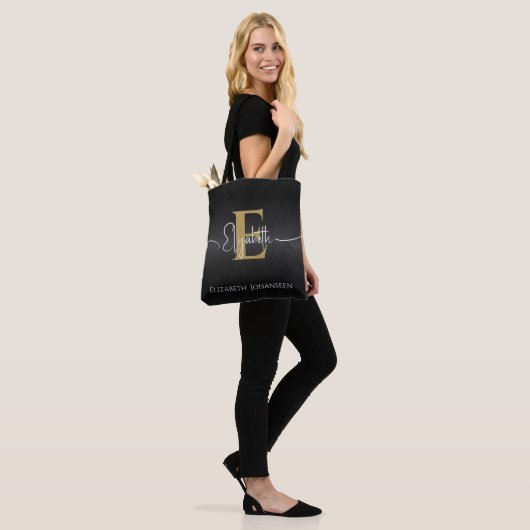 Modern Elegant Zwart Goud Monogrammed Script Naam Tote Bag (Op model)
