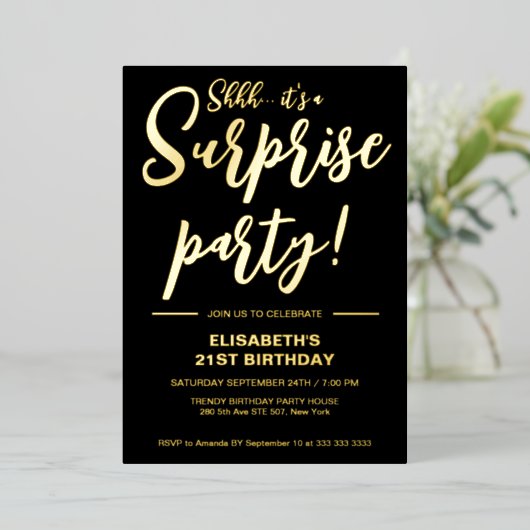 Modern Elegant Zwart & Goud Verrassing Verjaardag Folie Uitnodiging (Staand Voorkant)