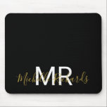 Modern elegant zwart-goudmonogram muismat<br><div class="desc">Moderne elegante zwarte gouden monogram met een script muispad. Eenvoudig,  schoon,  monogrammed gepersonaliseerd bureau muispad met uw initialen en naam. De doopvont en de tekstkleuren zijn volledig klantgericht.</div>