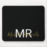 Modern elegant zwart-goudmonogram muismat<br><div class="desc">Moderne elegante zwarte gouden monogram met een script muispad. Eenvoudig,  schoon,  monogrammed gepersonaliseerd bureau muispad met uw initialen en naam. De doopvont en de tekstkleuren zijn volledig klantgericht.</div>