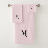 Modern Elegant Zwart Monogram Initiaal Pastelroze Bad Handdoek (Insitu)