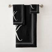 Modern Elegant Zwart Wit Monogram Script Bad Handdoek (Insitu)