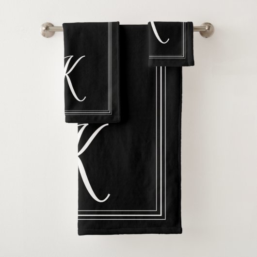 Modern Elegant Zwart Wit Monogram Script Bad Handdoek (Insitu)