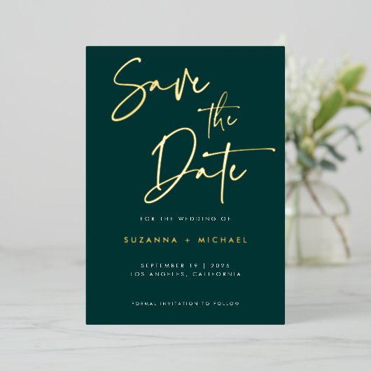Modern Emerald Green Calligraphy Wedding Save Date Folie Uitnodiging (Staand Voorkant)