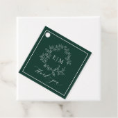 Modern Emerald Green Leafy Crest Monogram Weddensc Bedankjes Labels (In situ)