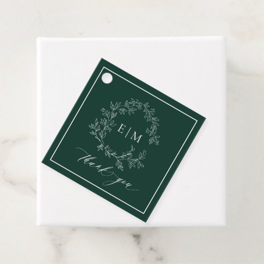 Modern Emerald Green Leafy Crest Monogram Weddensc Bedankjes Labels (In situ)