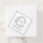 Modern Emerald Green Leafy Crest Monogram Weddensc Bedankjes Labels (In situ)