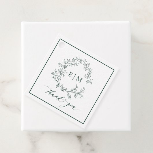 Modern Emerald Green Leafy Crest Monogram Weddensc Bedankjes Labels (In situ)