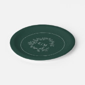 Modern Emerald Green Leafy Crest Monogram Weddensc Papieren Bordje (Gekanteld)