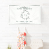 Modern Emerald Green Leafy Crest Monogram Weddensc Spandoek (Insitu)
