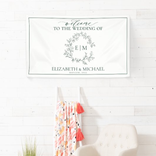 Modern Emerald Green Leafy Crest Monogram Weddensc Spandoek (Insitu)