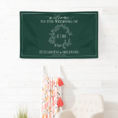 Modern Emerald Green Leafy Crest Monogram Weddensc Spandoek (Insitu)