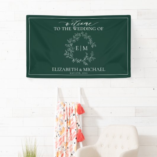 Modern Emerald Green Leafy Crest Monogram Weddensc Spandoek (Insitu)