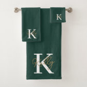 Modern Emerald Green Monogram Script Bad Handdoek (Insitu)