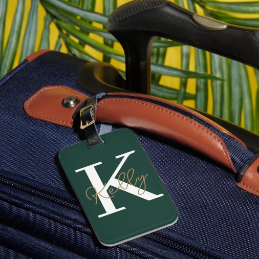 Modern Emerald Green Monogram Script Bagagelabel (Voorkant Insitu 1)