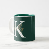 Modern Emerald Green Monogram Script Tweekleurige Koffiemok (Voorkant links)